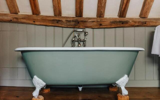 Lavish Tudor Estate Gardens - Sleeps 25