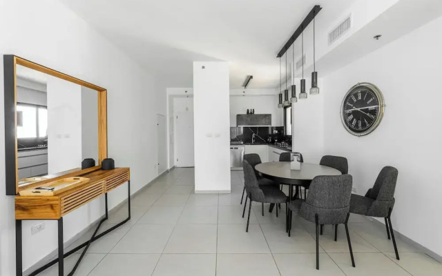 Stunning Sea View 4 BR Apt