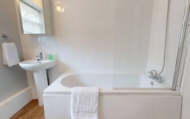 Stayzo 2BR House Accommodation in Peterborough