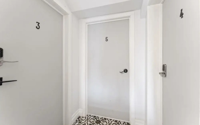 Private Studio Apartment in Burlington - U5