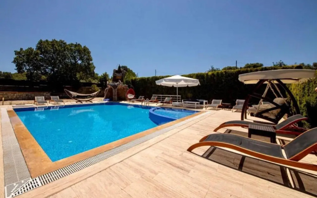 House With Jacuzzi and Shared Pool in Bodrum