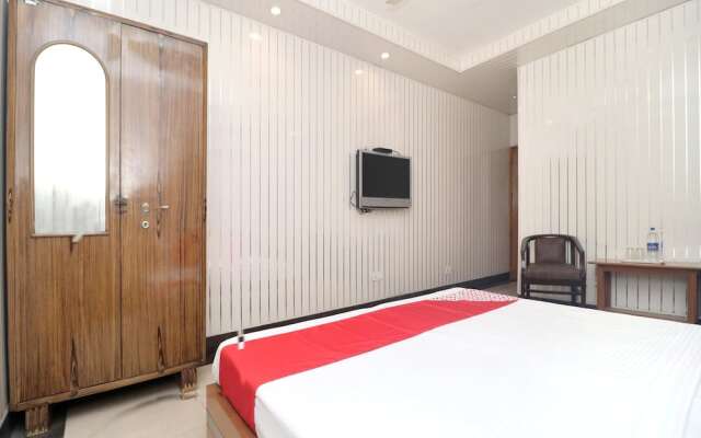 OYO 14533 Hotel Mohan