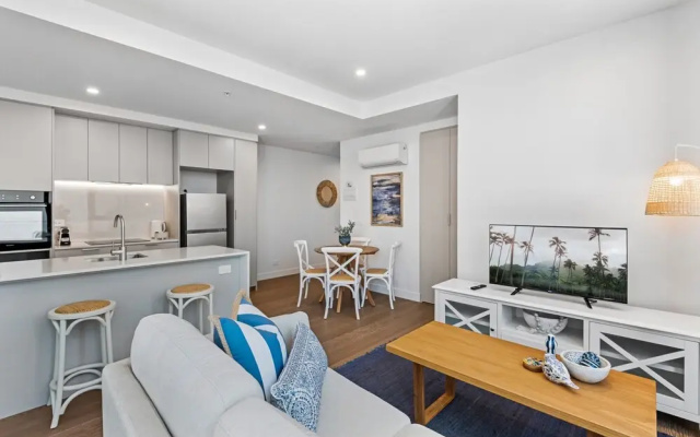 Elegant 1-bed by Shops With Rooftop Swimming Pool