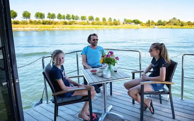 Lovely Houseboat in Kinrooi With Terrace