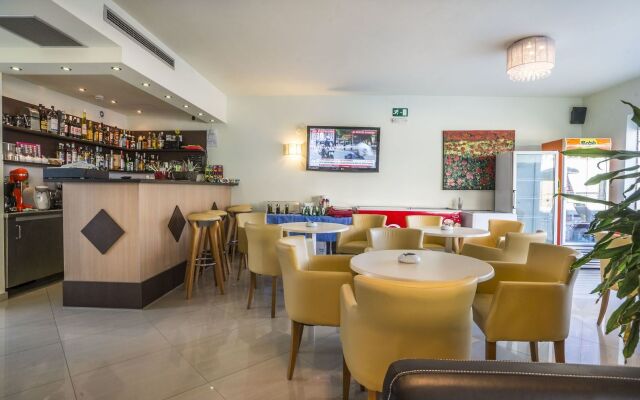 Athina Beach Hotel