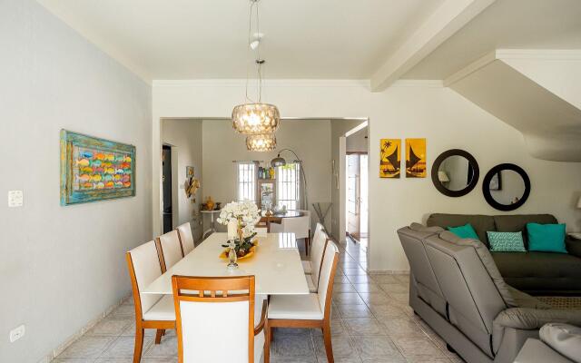 Casa com piscina e churrasqueira perto da praia