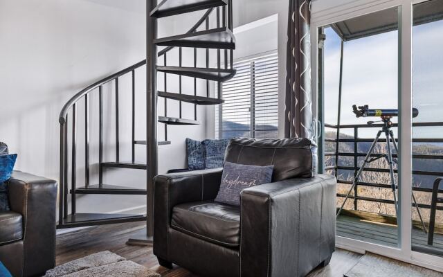 The Summit 5307 / INDOOR AND OUTDOOR POOLS