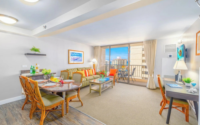 Waikiki Sunset Close to Beach with Parking