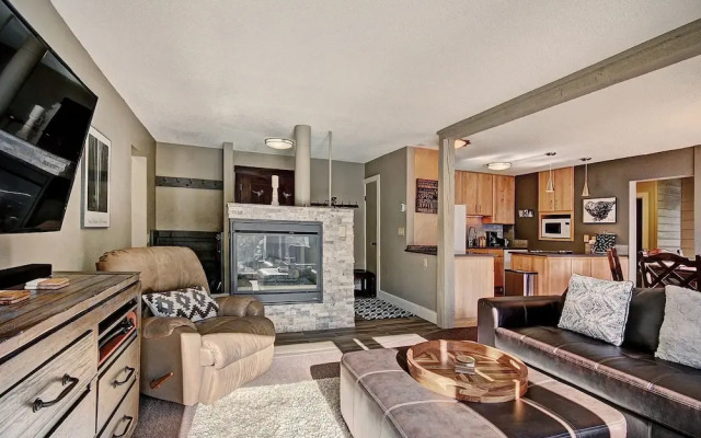 Beautiful Mountain Condo A Minute to Lift - AN210 by RedAwning