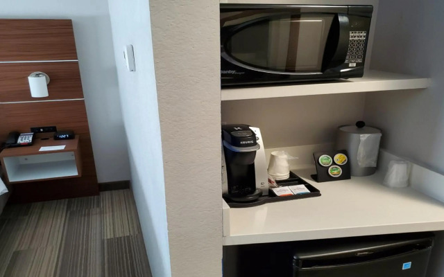 Holiday Inn Express & Suites Moore by IHG