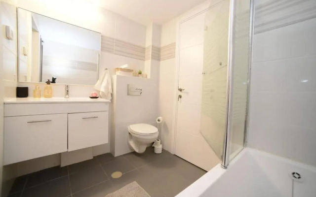 Gorgeous - Red rock and Sea view.