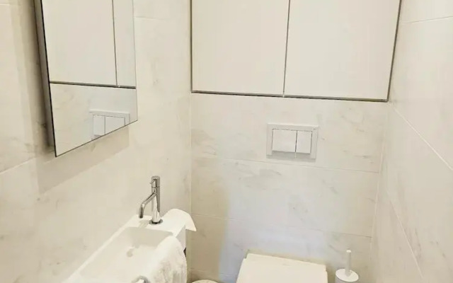 Serene 2 bedroom flat with terrace