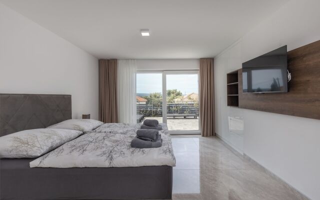 Spacious Pool Apartment Crikvenica