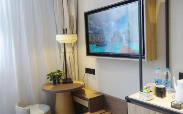 Fairyland Premium Hotel (Kunming Tuodong Sports Center Tangzixiang Metro Station)