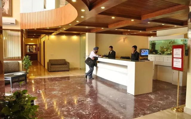 Royal Retreat, OYO Premium Sikanderpur Metro II