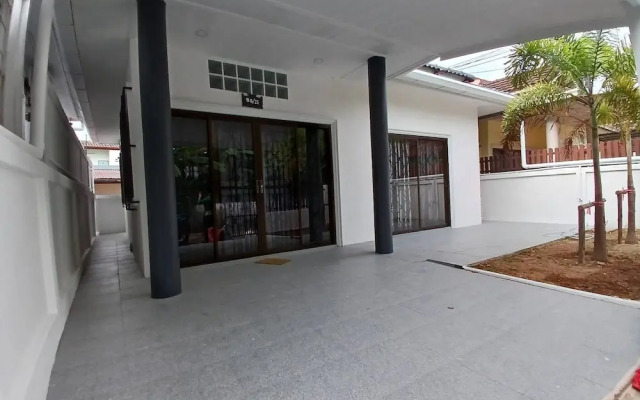White House With 2br-1bath Near Kathu Water Fall