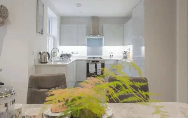 Stunning 2 BD with Patio & Free Parking