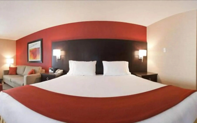 Holiday Inn Express & Suites Chatham South by IHG