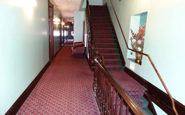 Historic Iron Horse Inn