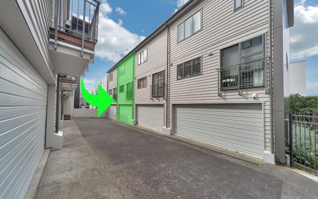 QV Modern 3 Level Sunny Townhouse - 640