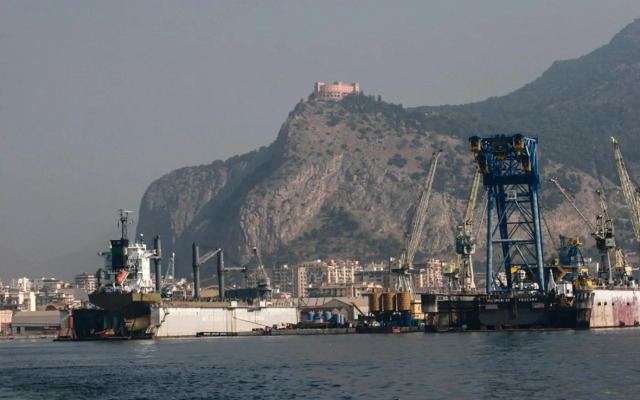 Travellers Photo Home