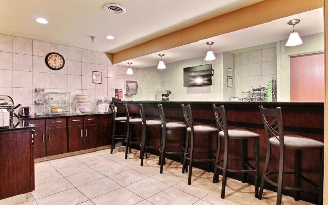 Cobblestone Hotel & Suites - Crookston