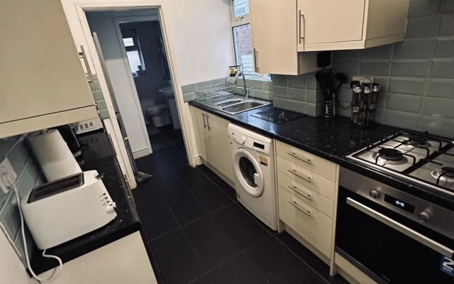 Inviting 7-bed House in Coventry City Centre