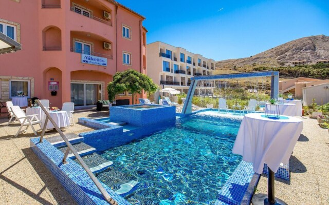 Beautiful Home in Metajna With Wifi and 14 Bedrooms