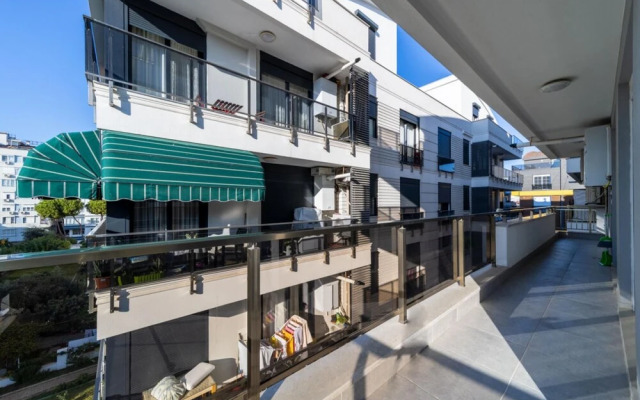 Central Flat With Balcony Near Sea in Muratpasa