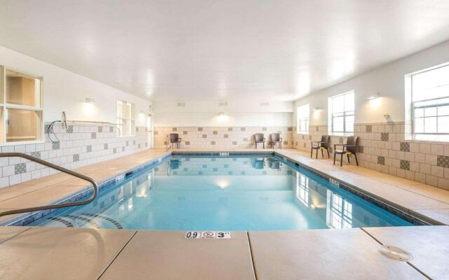 Country Inn & Suites