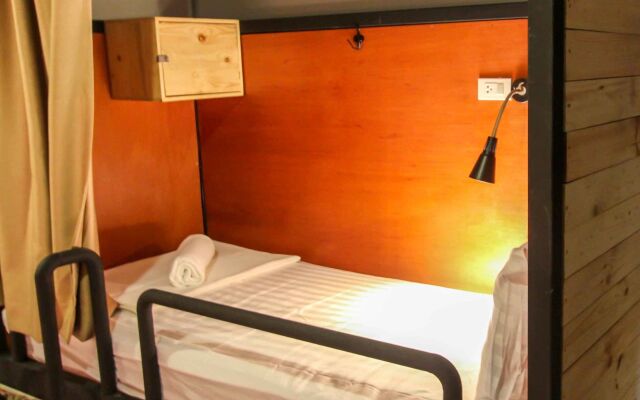 Thonglor Travellers Hostel & Cafe