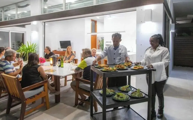 Family Beachside Villa With Hotel Amenities v7