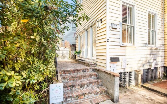 Beautiful Renovated Apartment Near King Street