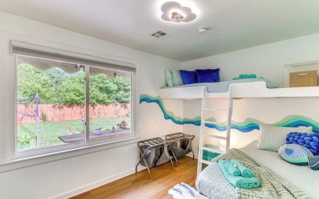 Retro-tropical Pensacola Home - 3 Mi to Downtown!