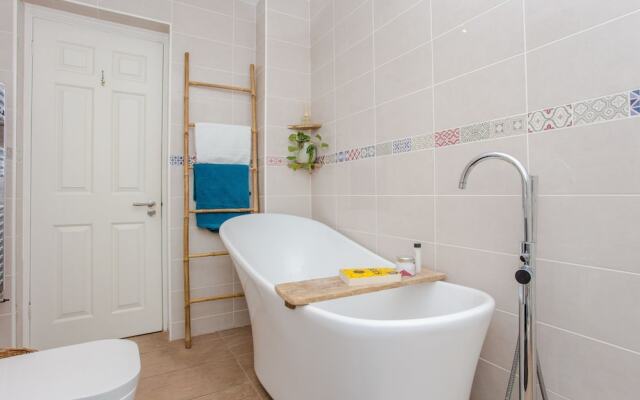 Modern 1 Bedroom Apartment With Balconies And Marina Views