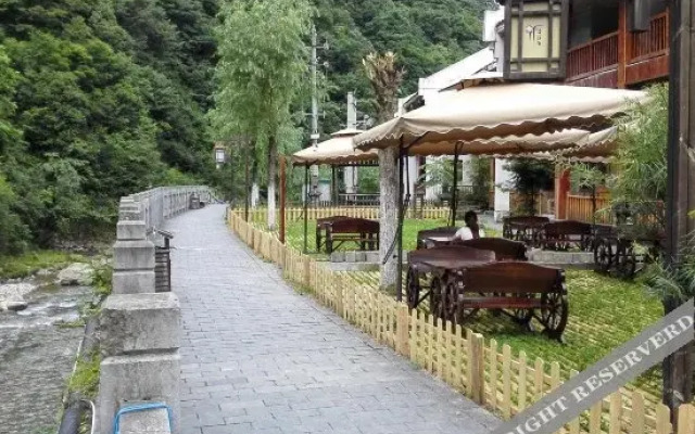 Yinju Xiangxi Inn
