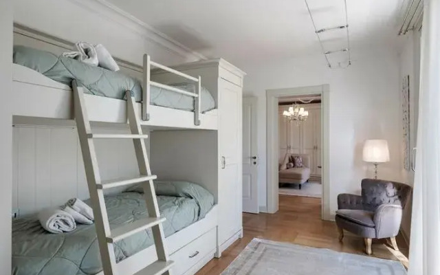 Luxury Lakefront Onassis 1 by Apt24