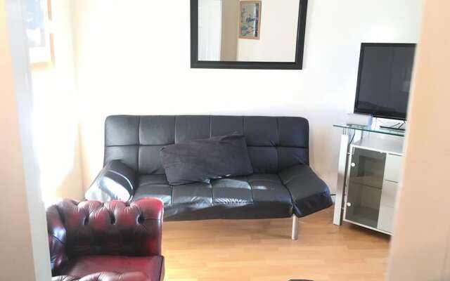 My-Places Large 4 Bed Town House (14A)
