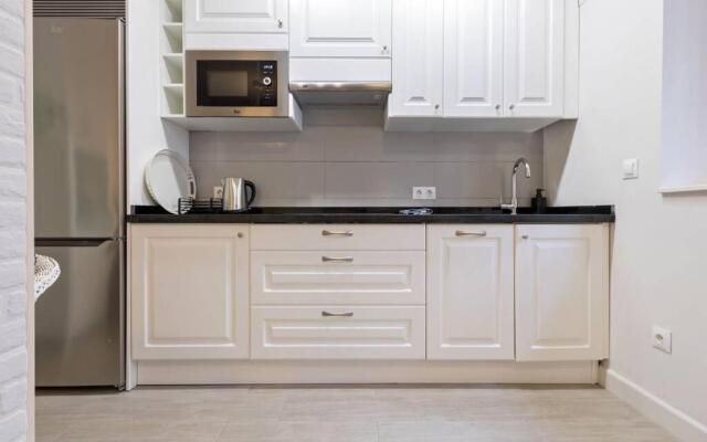 Castilla Triana Courtyard by Valcambre