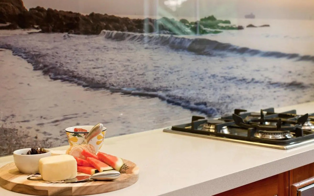 Luxury Retreat Just Above The Beach - The BeachNest