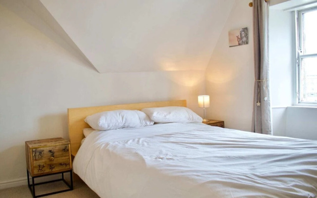 Modern And Charming 2 Bedroom Old Town Apartment