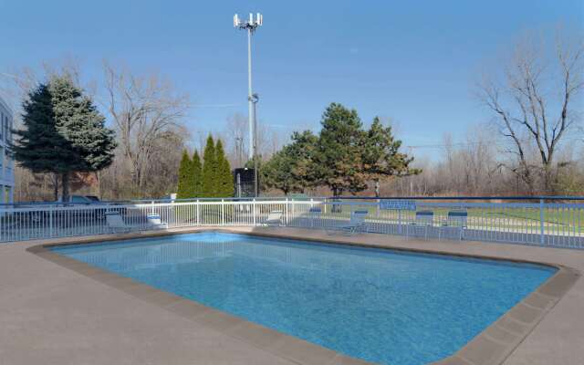 Travelodge by Wyndham Lansing IL