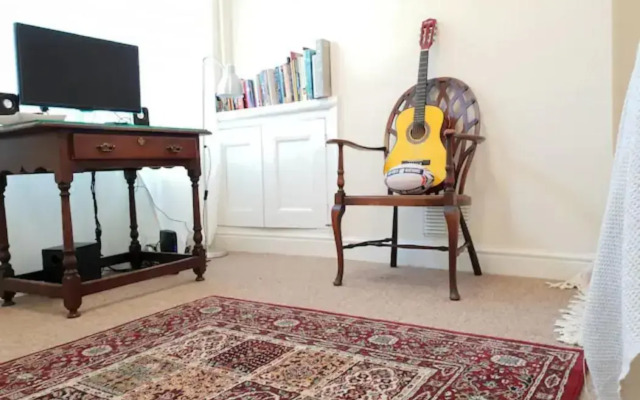Spacious 2 bed Airbnb (entire house!)