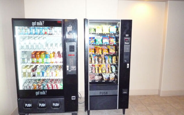 Pinnacle Pointe Resort by kelownacondorentals