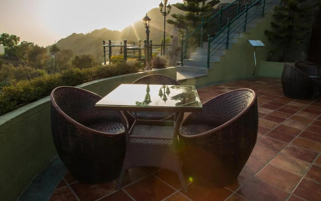 The Colonial Manek Manor