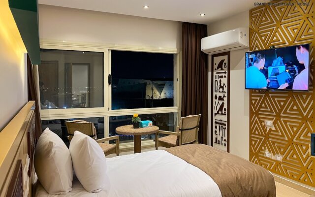 Grand Museum Guest House pyramids view
