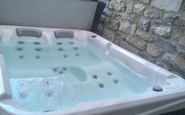 Cottage With Bubble Bath