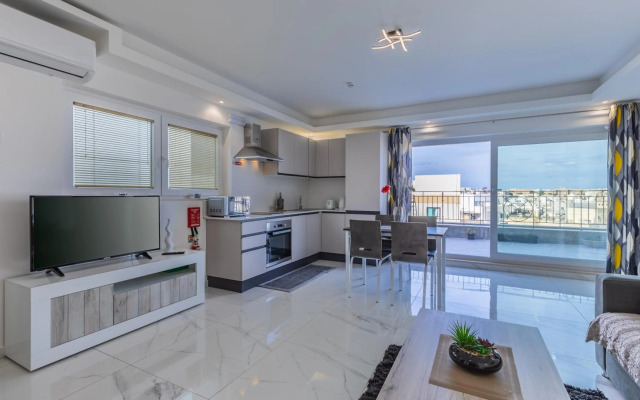 STYLISH 2-Bedroom Penthouses - Terrace with Views