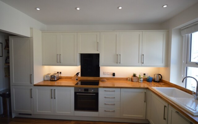 Charming 2 Bedroom Apartment Near Station