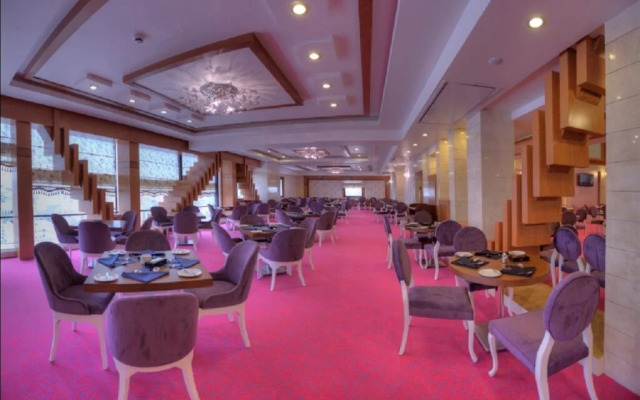 Darvishi Royal Hotel